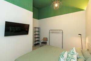 VV Isleta Urban House "by henrypole home"