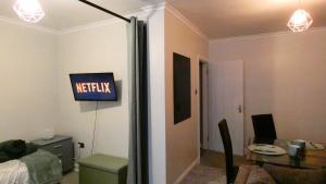 Spacious 4 Bed Maisonette close to Salford Quays and Manchester with Smart TVs and Netflix perfect for families and contractors