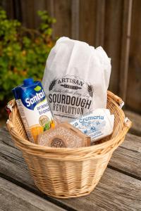 Snug Cotswolds Farm Cottage - The Henloft