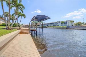 Family friendly home on water with kayaks and pool