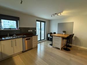 5 bed TOWN HOUSE - SWANSEA BAY, MARINA & ARENA VIEW Mins to BEACH & CITY