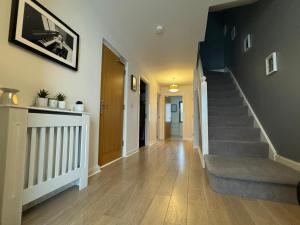 5 bed TOWN HOUSE - SWANSEA BAY, MARINA & ARENA VIEW Mins to BEACH & CITY