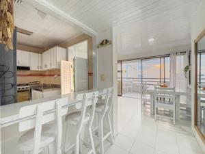 Tropical Beach - Con vista al mar