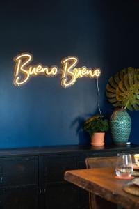 * Bueno Bueno Casita 7 min to Downtown 4 Bdr