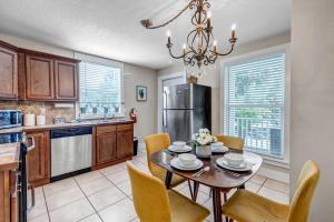 Cordova Palms B - 2BR bungalow w porch