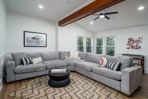 Roll Tide Bungalow-3 miles to UA- 5 TVs- Game Room