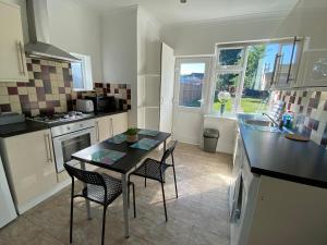 3 Beds house sleeps 5 Free Parking on drive London Romford PET friendly