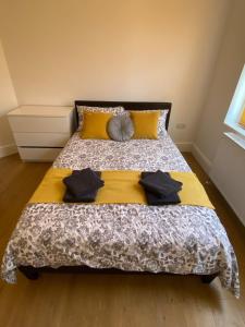 3 Beds house sleeps 5 Free Parking on drive London Romford PET friendly