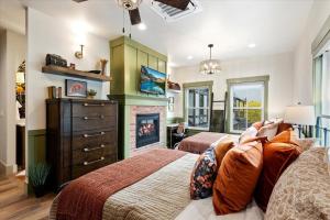 The Fox Room - Newly Built Downtown Midway Loft