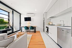 Modern 2BR Apt next to Goschs Paddock w parking