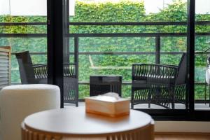 Modern 2BR Apt next to Goschs Paddock w parking