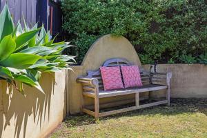 Coastal Getaway-3BR, 2BA with Stunning Sea Views