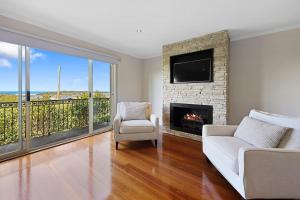 Coastal Getaway-3BR, 2BA with Stunning Sea Views