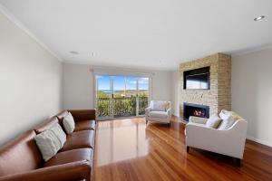 Coastal Getaway-3BR, 2BA with Stunning Sea Views