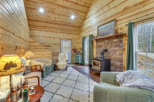 Greenbrier River On-Site! Modern-Rustic Log Cabin