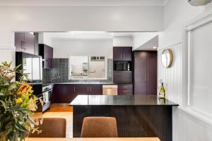 Botanic Breeze! Opposite Queens Park!