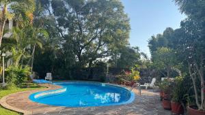 Casa con hermoso jardín y terraza