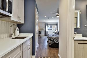 Killington Center Renovated Studio with Kitchenette on Bus Route and Discounted Ski Rentals