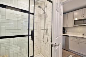 Killington Center Renovated Studio with Kitchenette on Bus Route and Discounted Ski Rentals