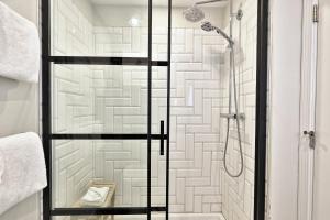 Killington Center Renovated Studio with Kitchenette on Bus Route and Discounted Ski Rentals