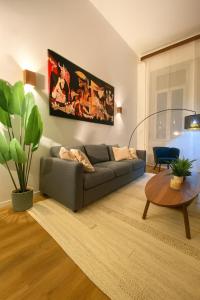 Casa Picasso - Above the Subway