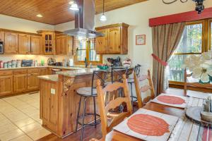 Hot Tub, Game Tables & Mtn Views: Ellijay Cabin