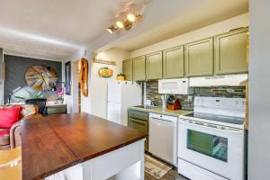 Hike, Swim and Ski! Condo with Resort Perks in Bend