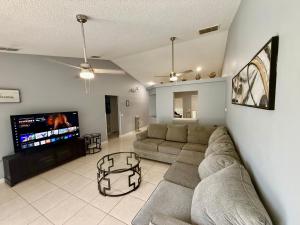 Grand Fabulous Pines 3BR Pool Home near Disney