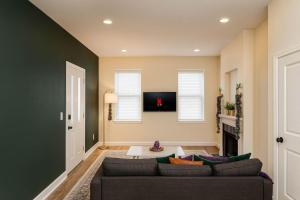 Soulard King 1BR w Washer & 370 Mbps Wi-Fi