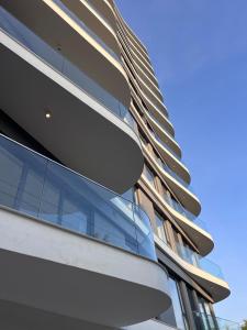 Luxurious 1BR with rooftop pool gym & beach access