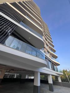 Luxurious 1BR with rooftop pool gym & beach access