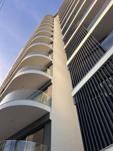 Luxurious 1BR with rooftop pool gym & beach access