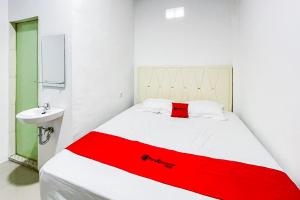 RedDoorz at Exaudi Homestay Parbaba Samosir