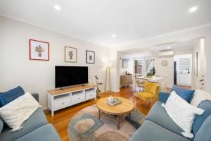 Hazy Shores Escape - Breezy Coastal Stay near Henley Square