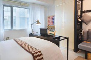 Relaxing Apt Bgc Business Ready with 84inch Cinema