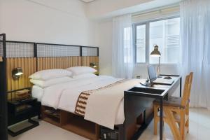 Relaxing Apt Bgc Business Ready with 84inch Cinema