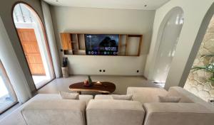 Villa Jams - Mediterranean 3BR Retreat in Canggu, walk to the beach