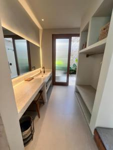 Villa Jams - Mediterranean 3BR Retreat in Canggu, walk to the beach