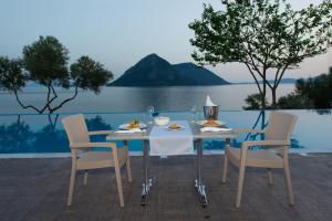 One-Bedroom Apartment with Sea and Pool View - Ground floor room in Thesmos Village