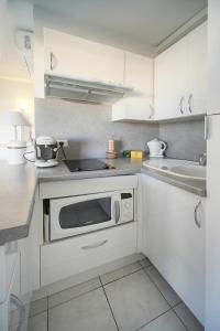 FRGK "COPACABANA" Palm Beach Riviera Studio Terrace, Parking, AC High Speed Wi-Fi