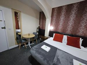 Southsea Ground-Floor Studio Apartment with Free Private Parking