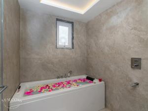 5 Falcons The Luxury Residency