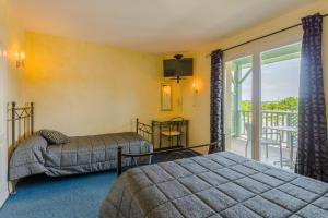 Hotels Hotel Minvielle - Residence Les Oliviers : Chambre Triple (1 Lit Double et 1 Lit Simple)