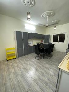 شقة بغرفتين ودورتين في الدور الأول5دقائق للحرم