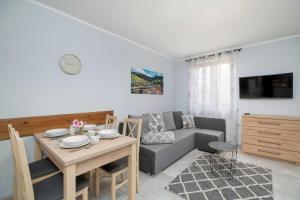 Charming Studio with Parking and Balcony in Karpacz by Noclegi Renters