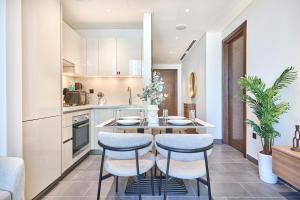 STAY BY LATINEM Luxury 1BR Holiday Home CC 2913 Near Burj Khalifa