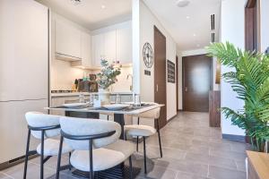 STAY BY LATINEM Luxury 1BR Holiday Home CC 2913 Near Burj Khalifa