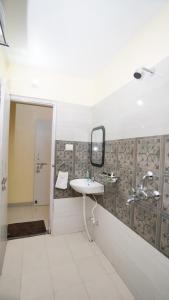 Kashi Gateway Full Furnished 1 &2 BHK AC Apartment