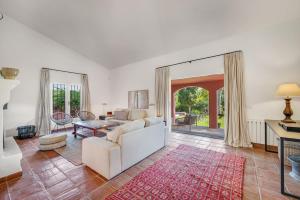 Villa in Marbella with Private Pool & Panoramic Mountain Views