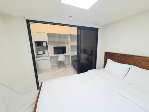 R house near Sinchon station and Ewha Womans Univ station